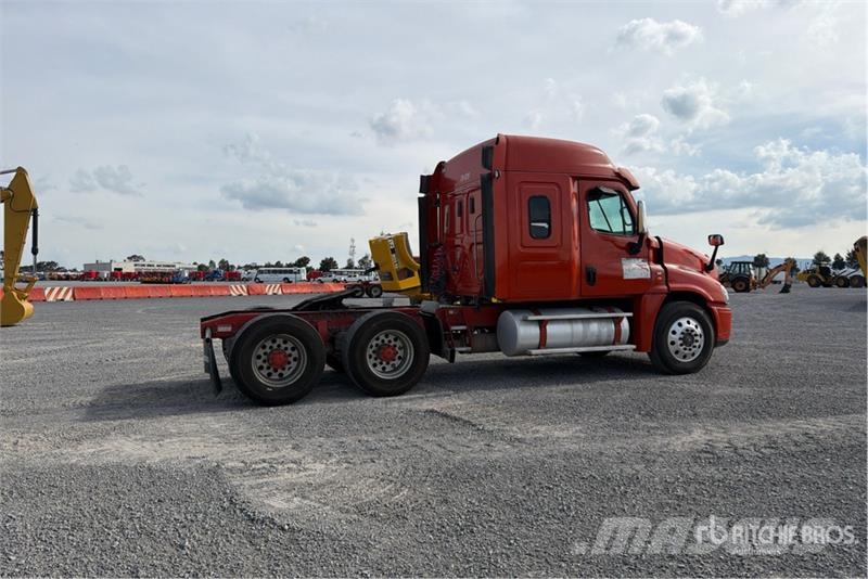 Freightliner Cascadia 125 6x4 Tractocamion con Dormitorio / T/A Nyergesvontatók