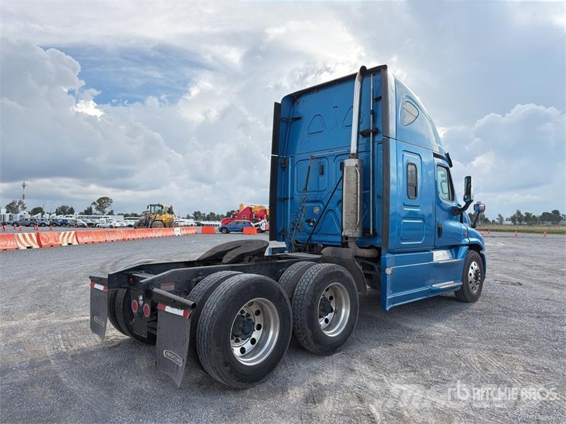 Freightliner Cascadia 125 6x4 Tractocamion con Dormitorio / T/A Nyergesvontatók