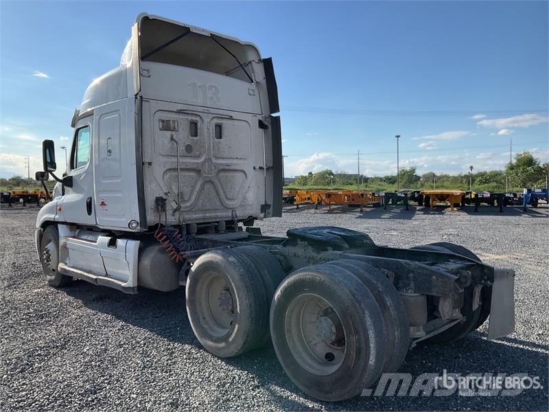 Freightliner Cascadia 6x4 Tractocamion con Dormitorio / T/A Sle Cabezas tractoras