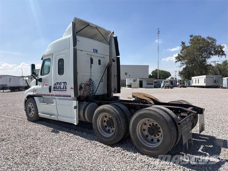 Freightliner Cascadia 125 6x4 Tractocamion con Dormitorio / T/A Cabezas tractoras
