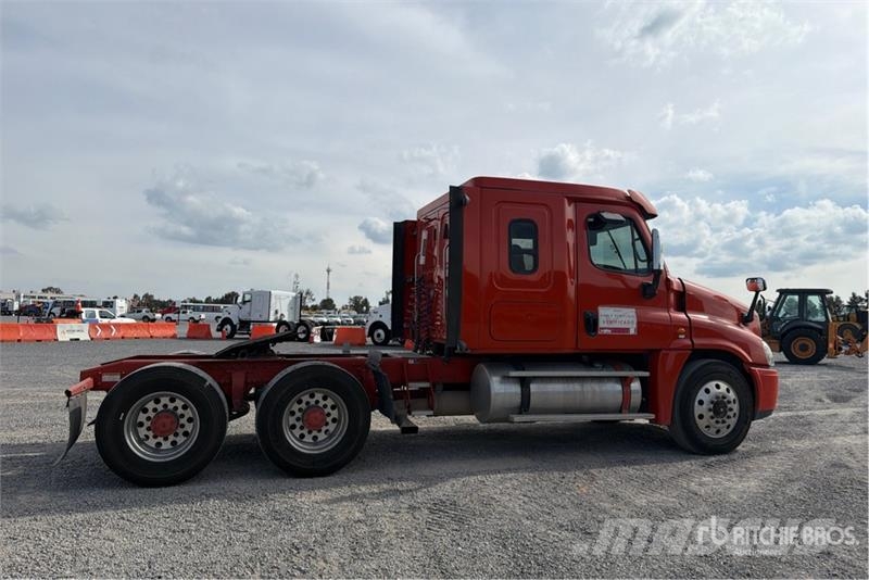 Freightliner Cascadia 125 6x4 Tractocamion con Dormitorio / T/A Nyergesvontatók