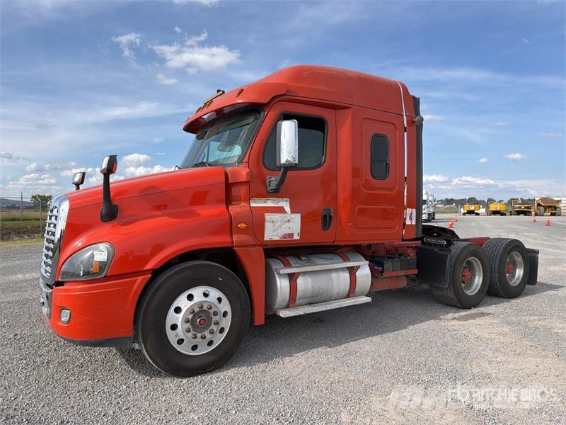 Freightliner Cascadia 125 6x4 Tractocamion con Dormitorio / T/A Nyergesvontatók