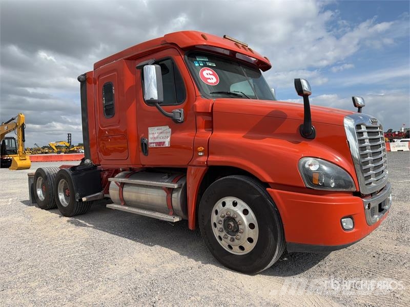 Freightliner Cascadia 125 6x4 Tractocamion con Dormitorio / T/A Tractores (camiões)