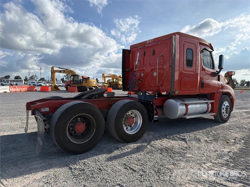 Freightliner Cascadia 125 6x4 Tractocamion con Dormitorio / T/A Tegljači