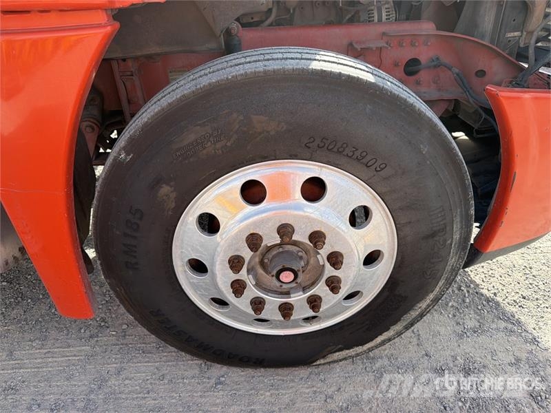 Freightliner Cascadia 125 6x4 Tractocamion con Dormitorio / T/A Tegljači