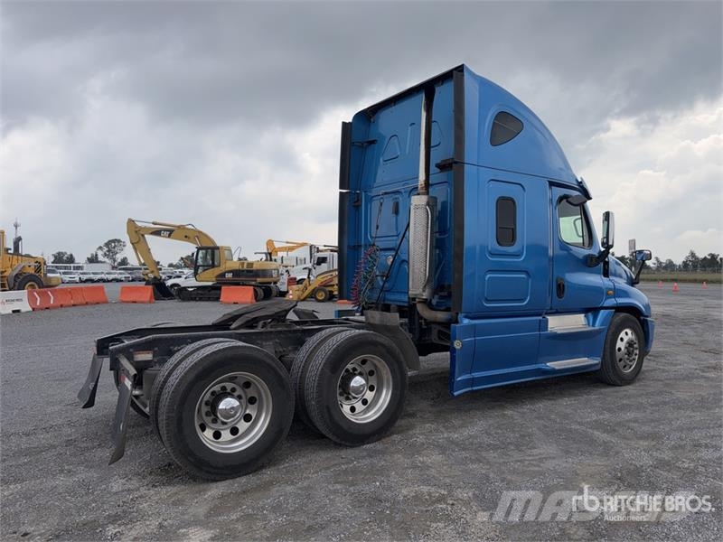 Freightliner Cascadia 125 6x4 Tractocamion con Dormitorio / T/A Nyergesvontatók