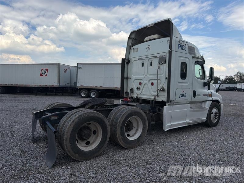 Freightliner Cascadia 125 6x4 Tractocamion con Dormitorio / T/A Cabezas tractoras