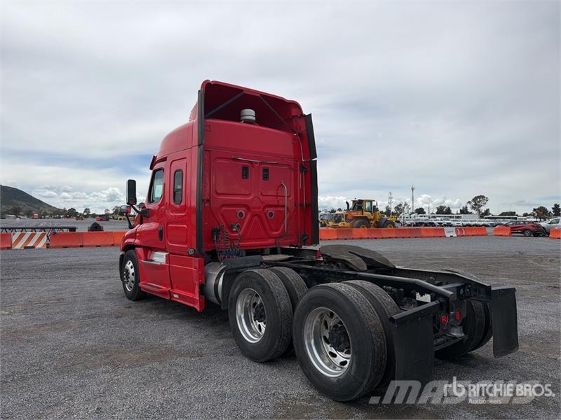 Freightliner Cascadia 125 6x4 Tractocamion con Dormitorio / T/A Nyergesvontatók