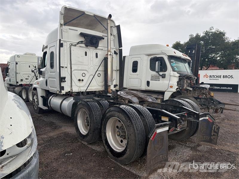 Freightliner Cascadia 125 6x4 Tractocamion con Dormitorio (INOP Traktorske jedinice
