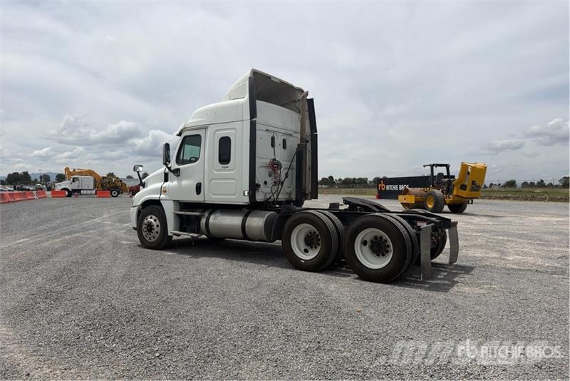 Freightliner Cascadia 125 6x4 Tractocamion con Dormitorio / T/A Tracteur routier