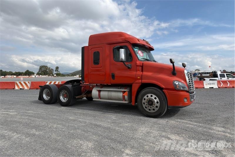 Freightliner Cascadia 125 6x4 Tractocamion con Dormitorio / T/A Motrici e Trattori Stradali