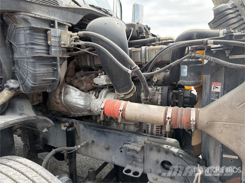 Freightliner Cascadia 125 6x4 Tractocamion con Dormitorio / T/A Влекачи