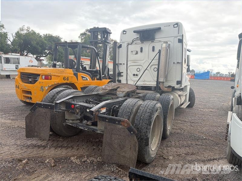 Freightliner Cascadia 125 6x4 Tractocamion con Dormitorio (SOLO Vilcēji