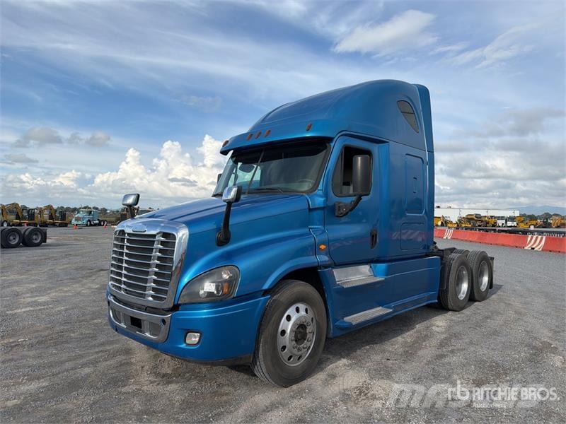 Freightliner Cascadia 125 6x4 Tractocamion con Dormitorio / T/A Седельные тягачи