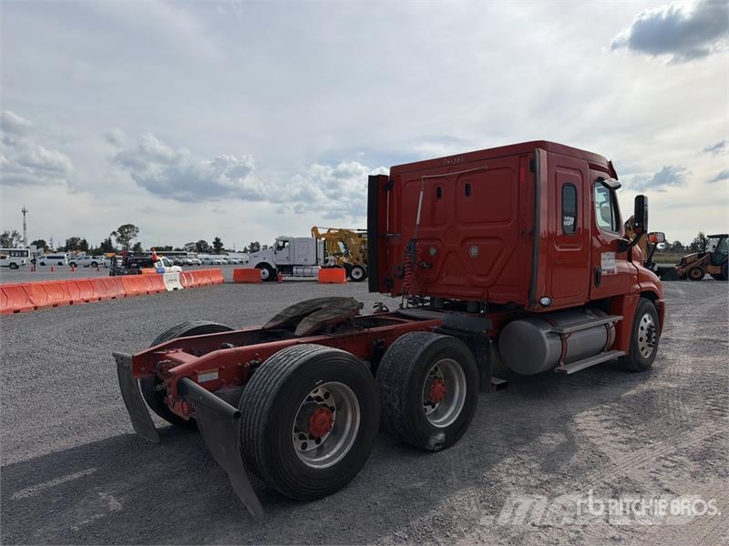 Freightliner Cascadia 125 6x4 Tractocamion con Dormitorio / T/A Tegljači