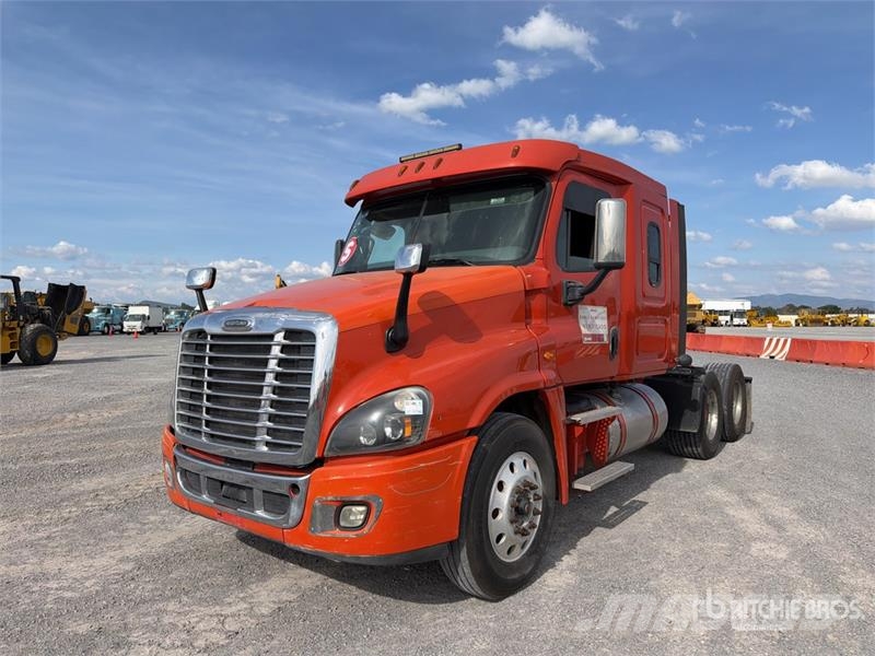 Freightliner Cascadia 125 6x4 Tractocamion con Dormitorio / T/A Tegljači