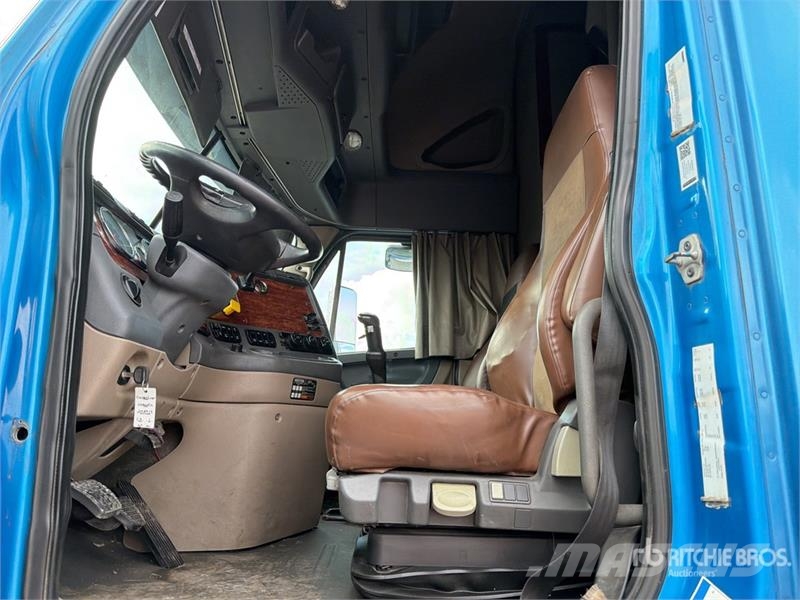 Freightliner Cascadia 125 6x4 Tractocamion con Dormitorio / T/A Nyergesvontatók