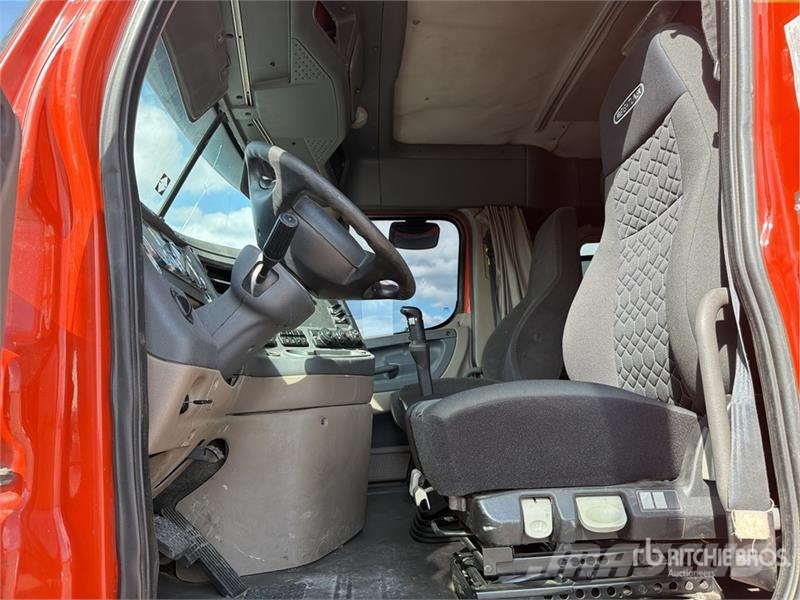 Freightliner Cascadia 125 6x4 Tractocamion con Dormitorio / T/A Tegljači