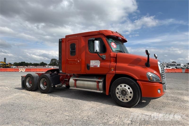 Freightliner Cascadia 125 6x4 Tractocamion con Dormitorio / T/A Motrici e Trattori Stradali