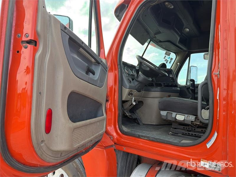 Freightliner Cascadia 125 6x4 Tractocamion con Dormitorio / T/A Nyergesvontatók