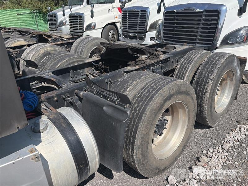 Freightliner Cascadia 125 6x4 Tractocamion con Dormitorio / T/A Cabezas tractoras