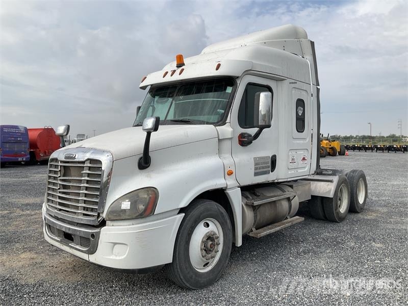 Freightliner Cascadia 125 6x4 Tractocamion con Dormitorio / T/A Motrici e Trattori Stradali
