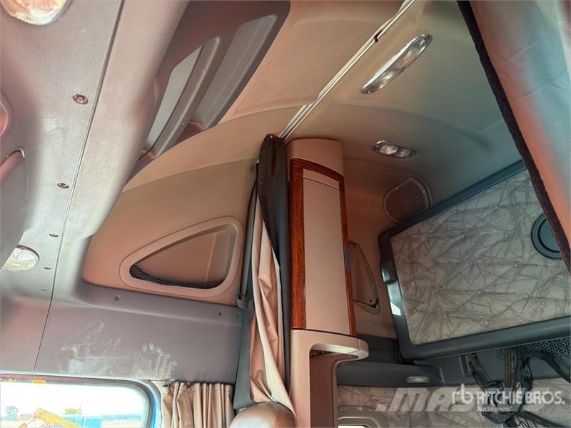 Freightliner Cascadia 125 6x4 Tractocamion con Dormitorio / T/A Nyergesvontatók