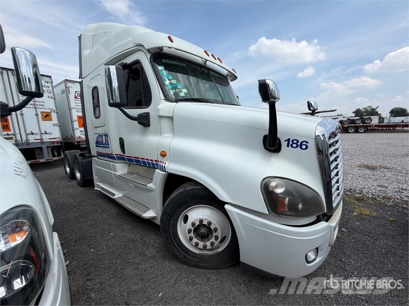 Freightliner Cascadia 125 6x4 Tractocamion con Dormitorio / T/A Cabezas tractoras