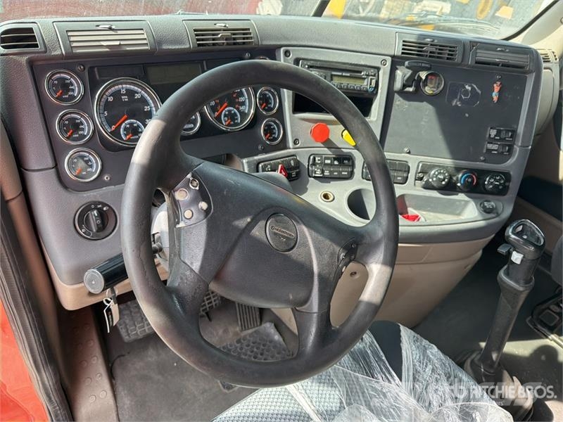 Freightliner Cascadia 125 6x4 Tractocamion con Dormitorio / T/A Tegljači