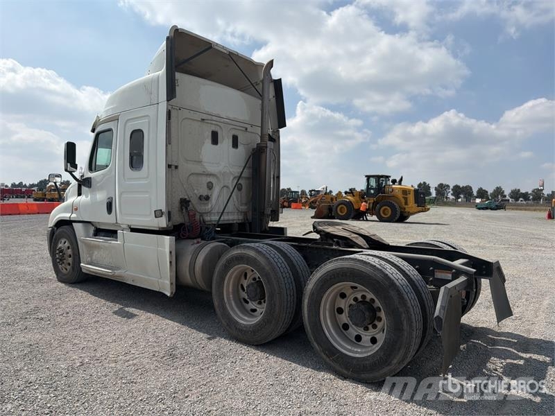 Freightliner Cascadia 125 6x4 Tractocamion con Dormitorio / T/A Тягачі