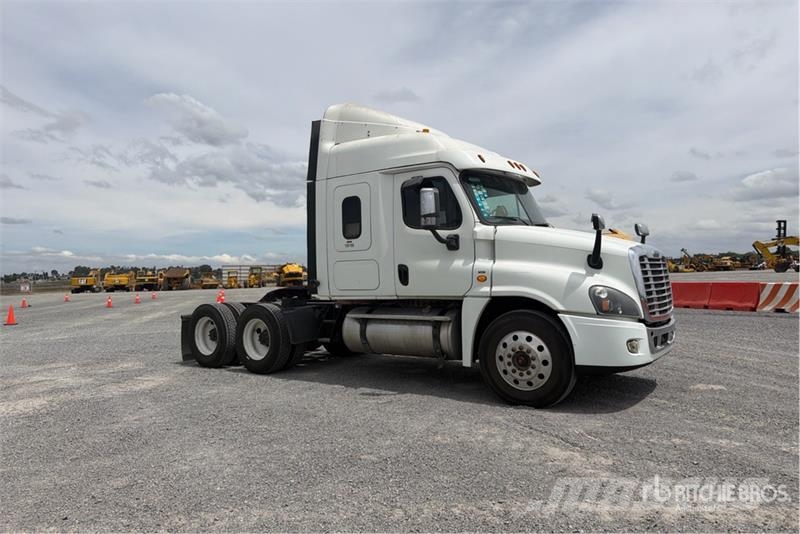 Freightliner Cascadia 125 6x4 Tractocamion con Dormitorio / T/A Tracteur routier