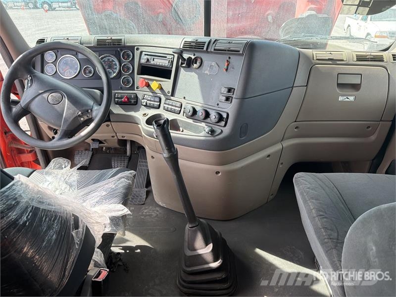 Freightliner Cascadia 125 6x4 Tractocamion con Dormitorio / T/A Tegljači