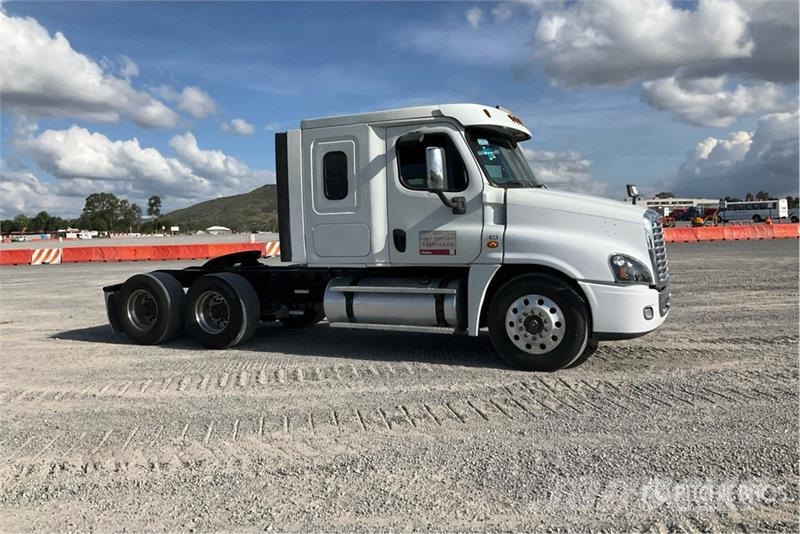 Freightliner Cascadia 125 6x4 Tractocamion con Dormitorio / T/A Tegljači