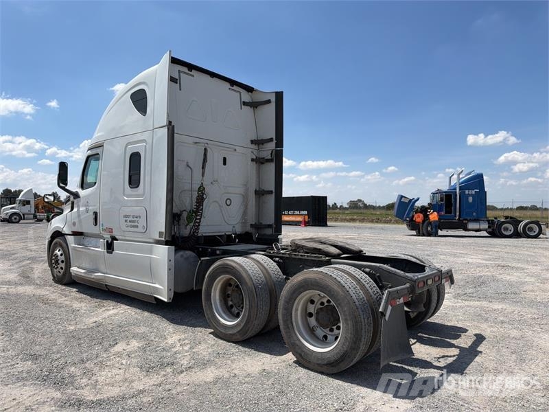 Freightliner Cascadia 126 6x4 Tractocamion con Dormitorio / T/A Tracteur routier