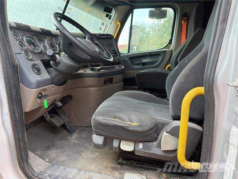 Freightliner Cascadia 125 6x4 Tractocamion con Dormitorio / T/A Cabezas tractoras