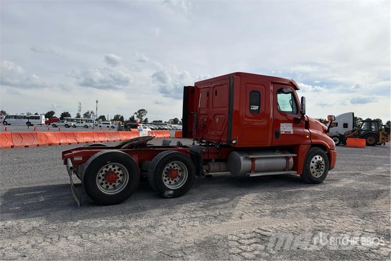 Freightliner Cascadia 125 6x4 Tractocamion con Dormitorio / T/A Nyergesvontatók