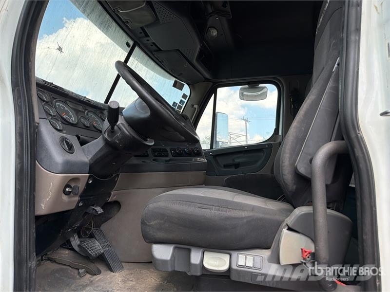 Freightliner Cascadia 125 6x4 Tractocamion con Dormitorio / T/A Cabezas tractoras