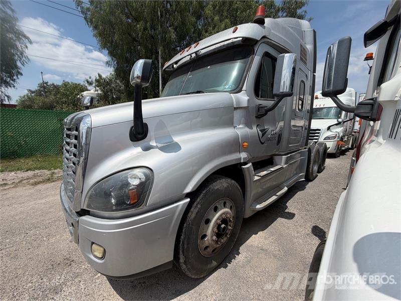 Freightliner Cascadia 125 6x4 Tractocamion con Dormitorio / T/A Cabezas tractoras