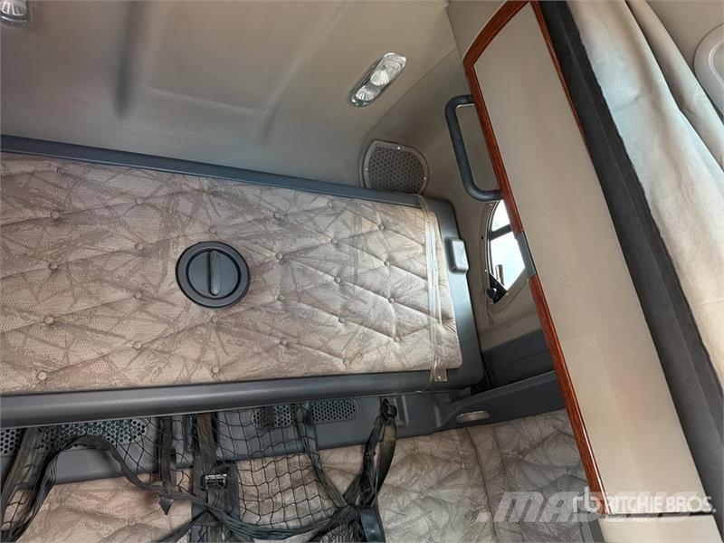 Freightliner Cascadia 125 6x4 Tractocamion con Dormitorio / T/A Nyergesvontatók