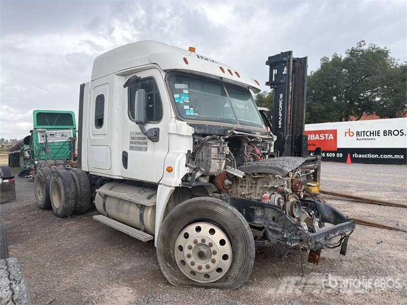 Freightliner Cascadia 125 6x4 Tractocamion con Dormitorio (SOLO Vilcēji