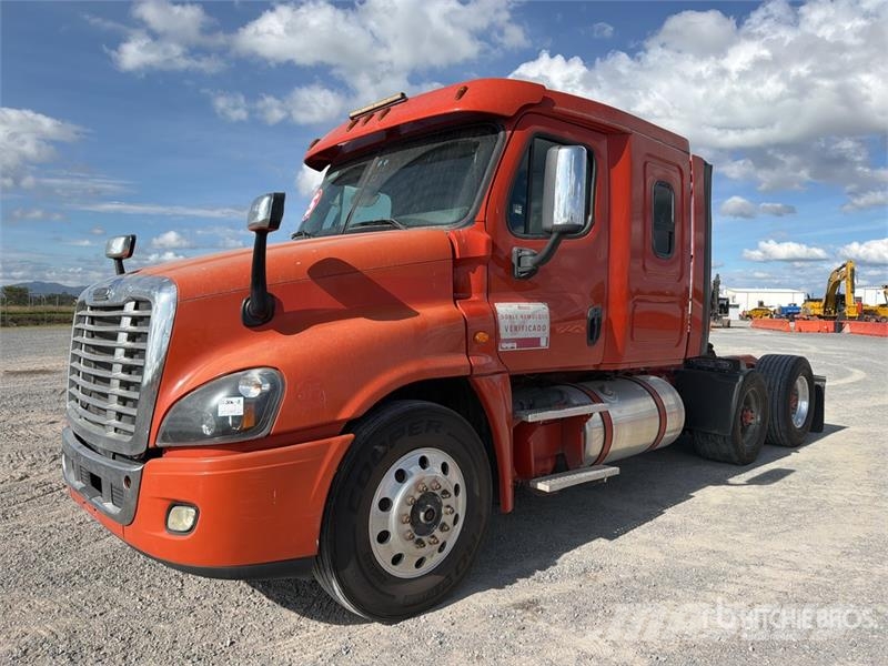 Freightliner Cascadia 125 6x4 Tractocamion con Dormitorio / T/A Tegljači