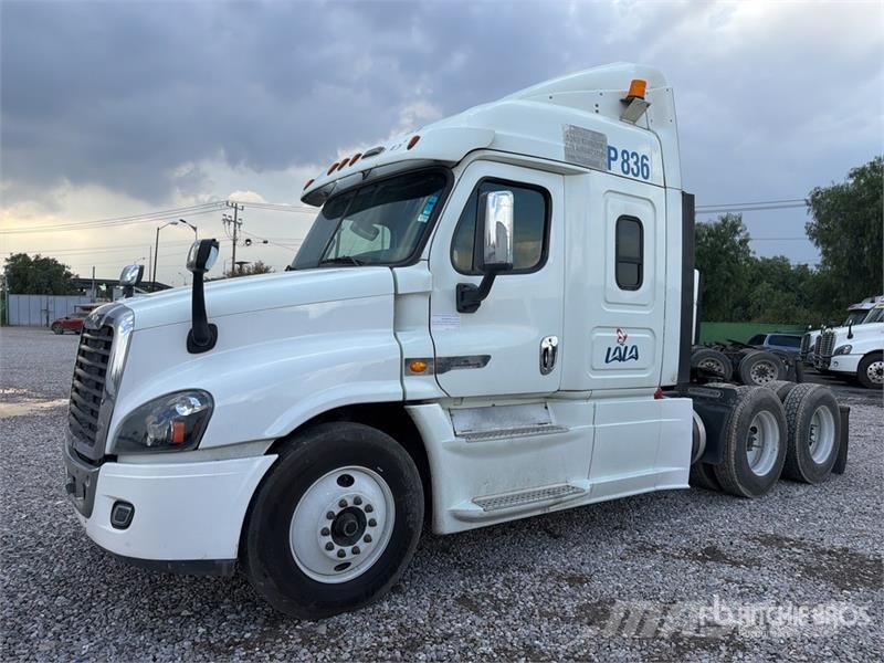 Freightliner Cascadia 125 6x4 Tractocamion con Dormitorio / T/A Cabezas tractoras