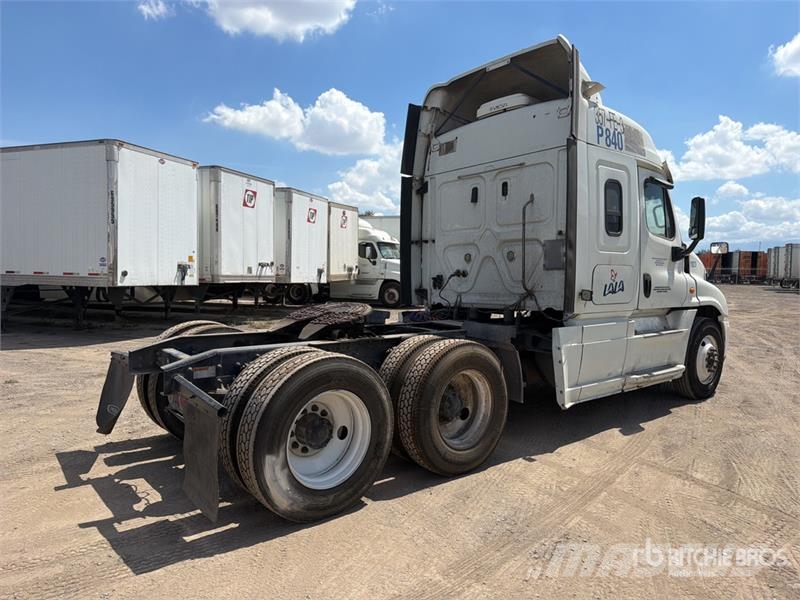 Freightliner Cascadia 125 6x4 Tractocamion con Dormitorio / T/A Cabezas tractoras