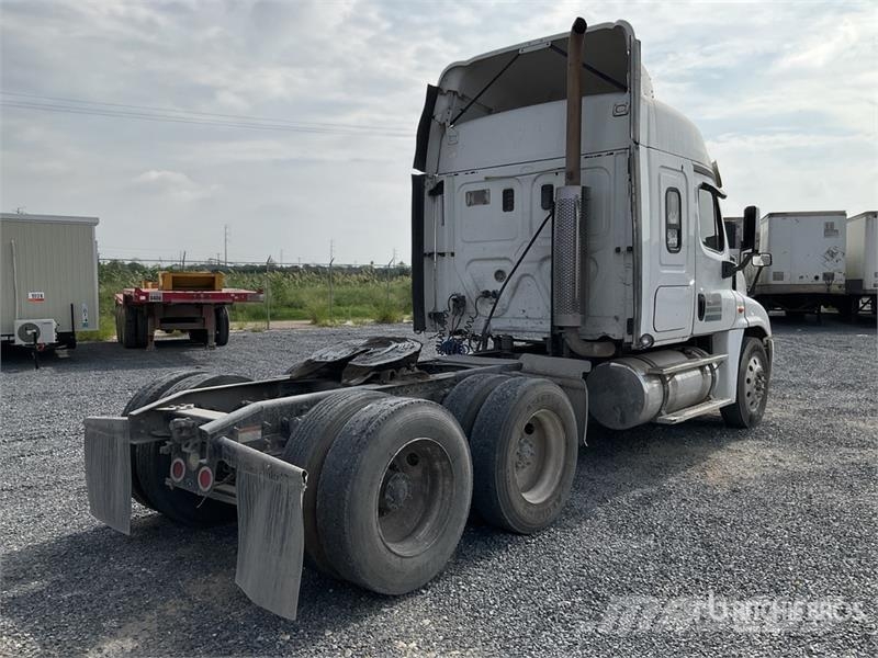 Freightliner Cascadia 125 6x4 Tractocamion con Dormitorio / T/A Motrici e Trattori Stradali