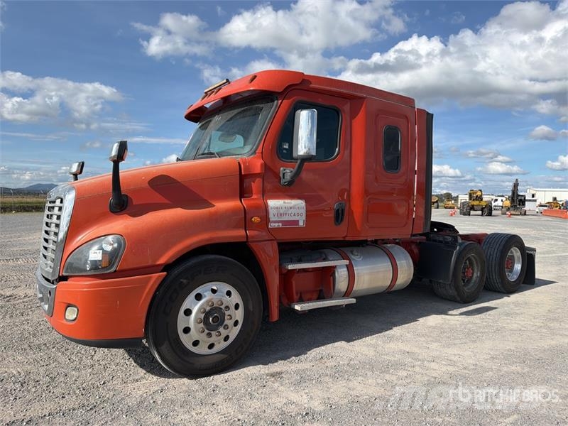 Freightliner Cascadia 125 6x4 Tractocamion con Dormitorio / T/A Tegljači