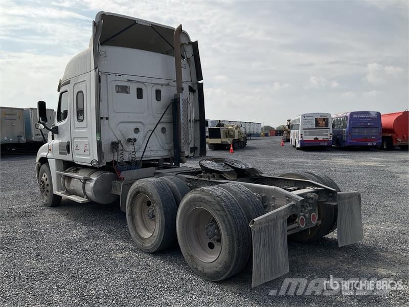 Freightliner Cascadia 125 6x4 Tractocamion con Dormitorio / T/A Motrici e Trattori Stradali