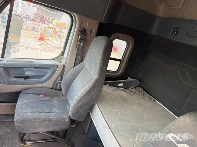 Freightliner Cascadia 125 6x4 Tractocamion con Dormitorio / T/A Cabezas tractoras