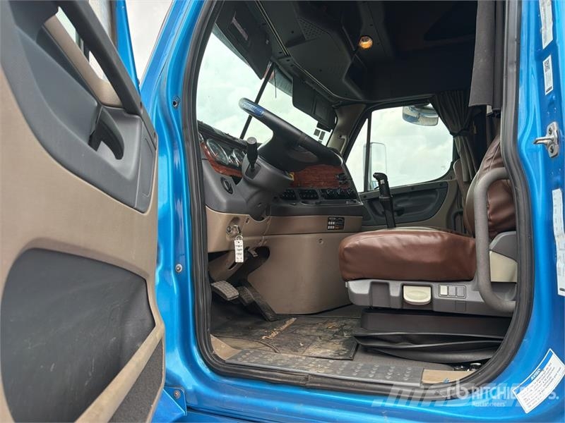Freightliner Cascadia 125 6x4 Tractocamion con Dormitorio / T/A Nyergesvontatók