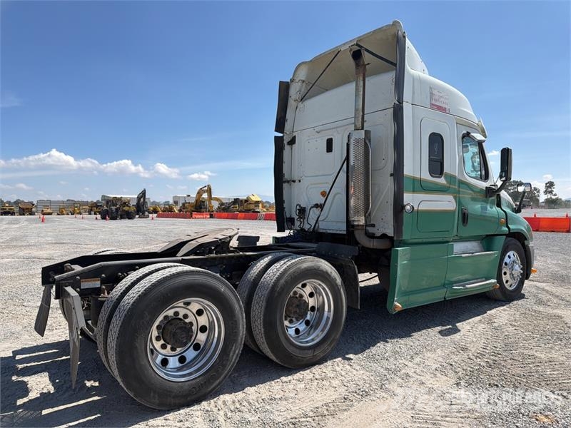 Freightliner Cascadia 125 6x4 Tractocamion con Dormitorio / T/A Cabezas tractoras