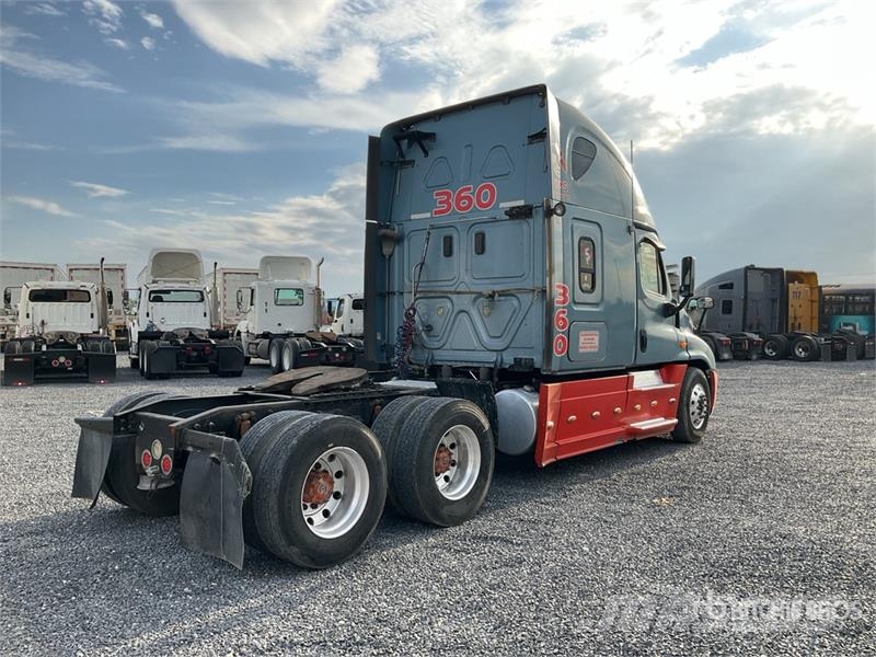 Freightliner Cascadia 6x4 Tractocamion con Dormitorio / T/A Sle Naudoti vilkikai
